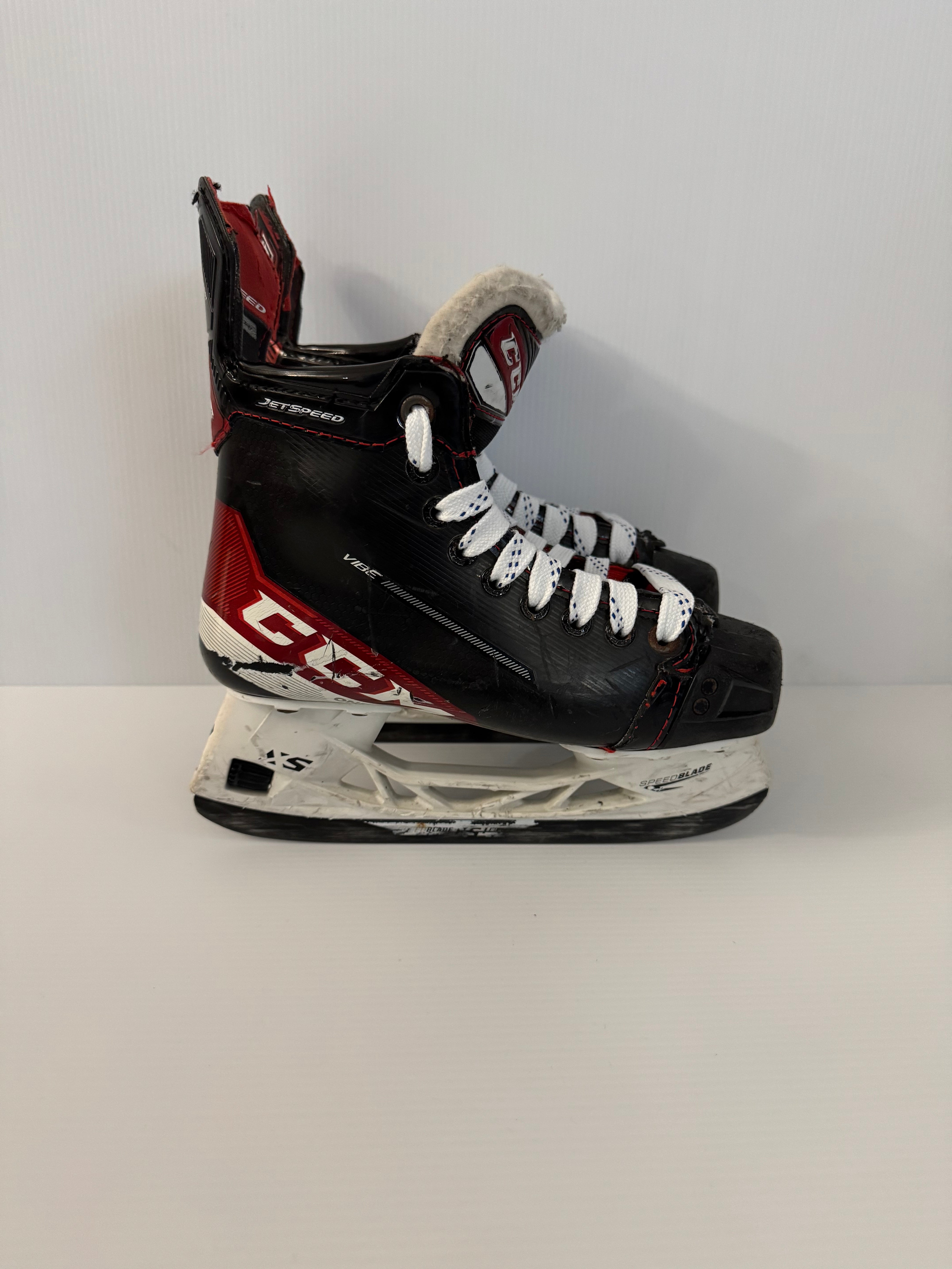 Used Junior CCM JetSpeed Vibe Hockey Skates Size 3 D