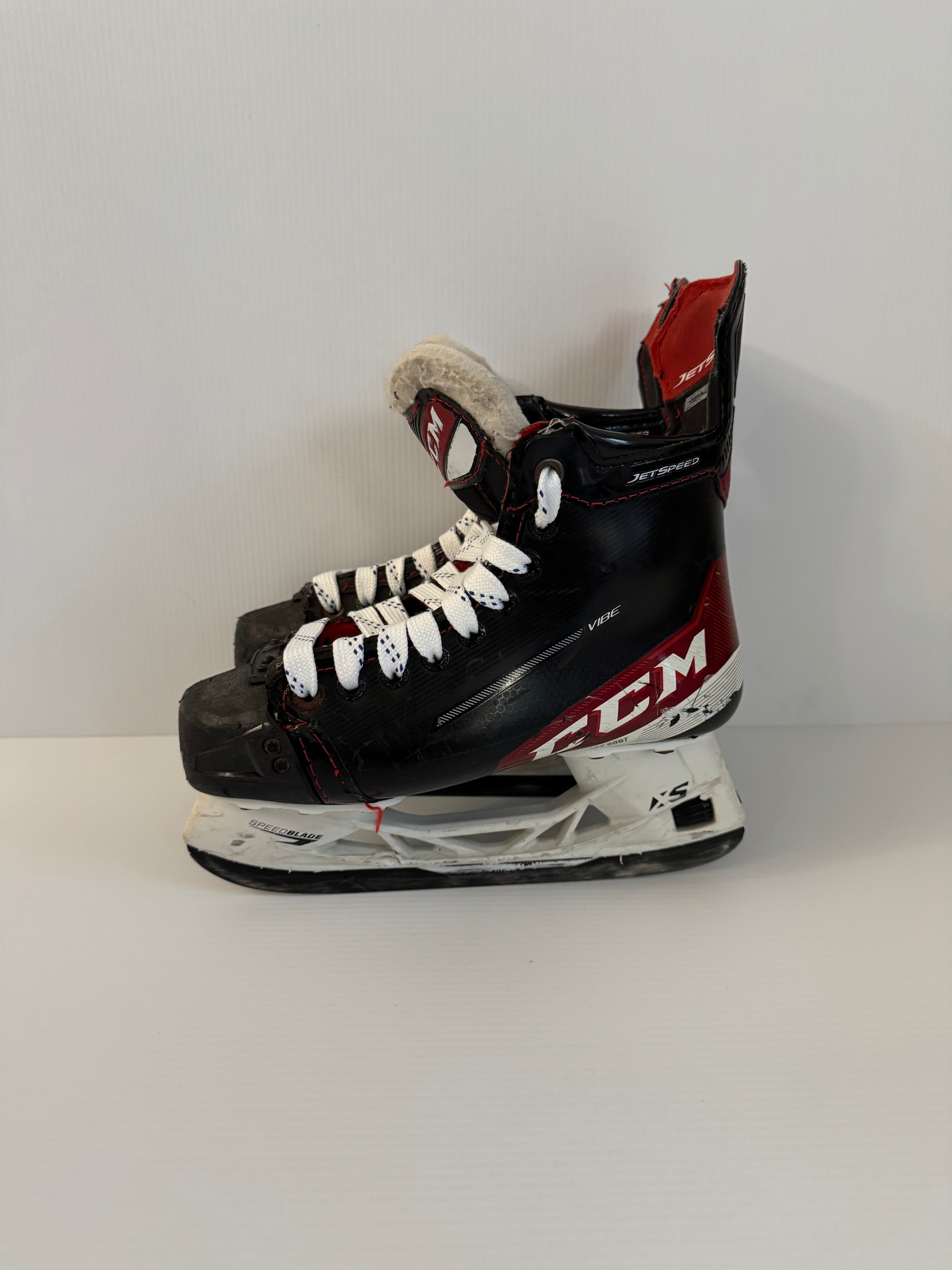 Used Junior CCM JetSpeed Vibe Hockey Skates Size 3 D