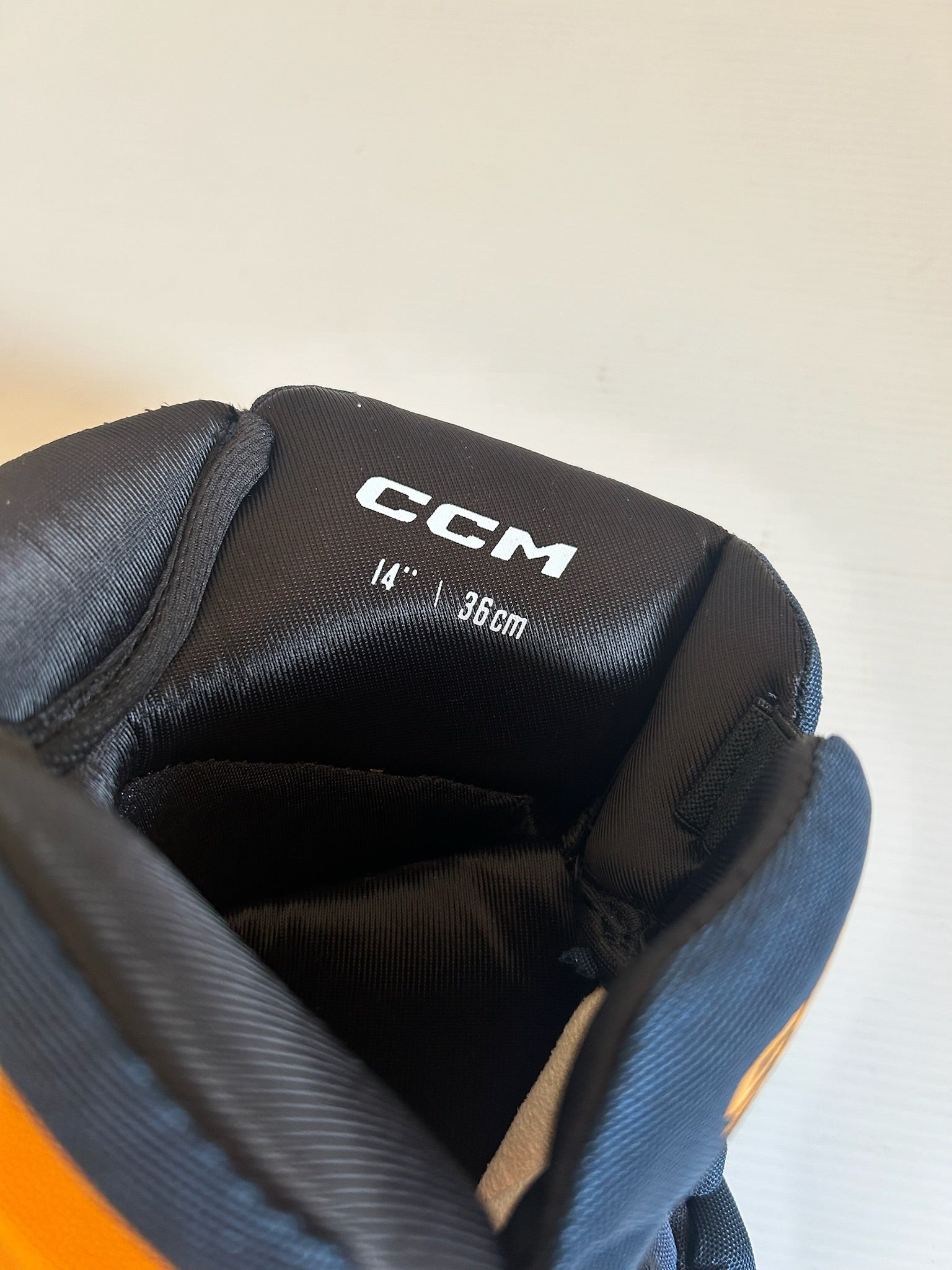 New CCM HGPJSPP 14" Hockey Gloves - Navy/Gold