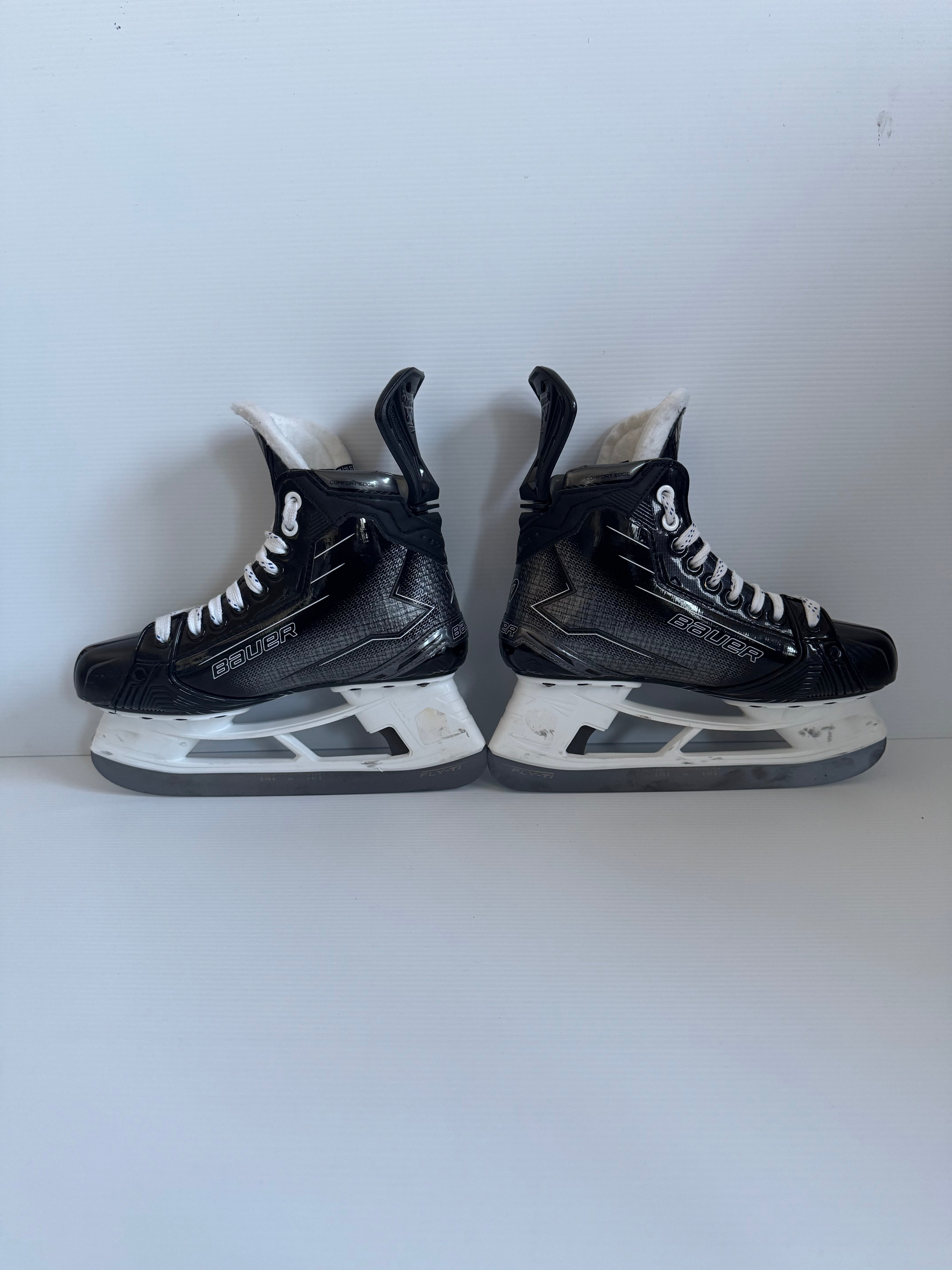 Like New Intermediate Bauer Supreme M50 Pro Hockey Skates Size 5 Fit 1