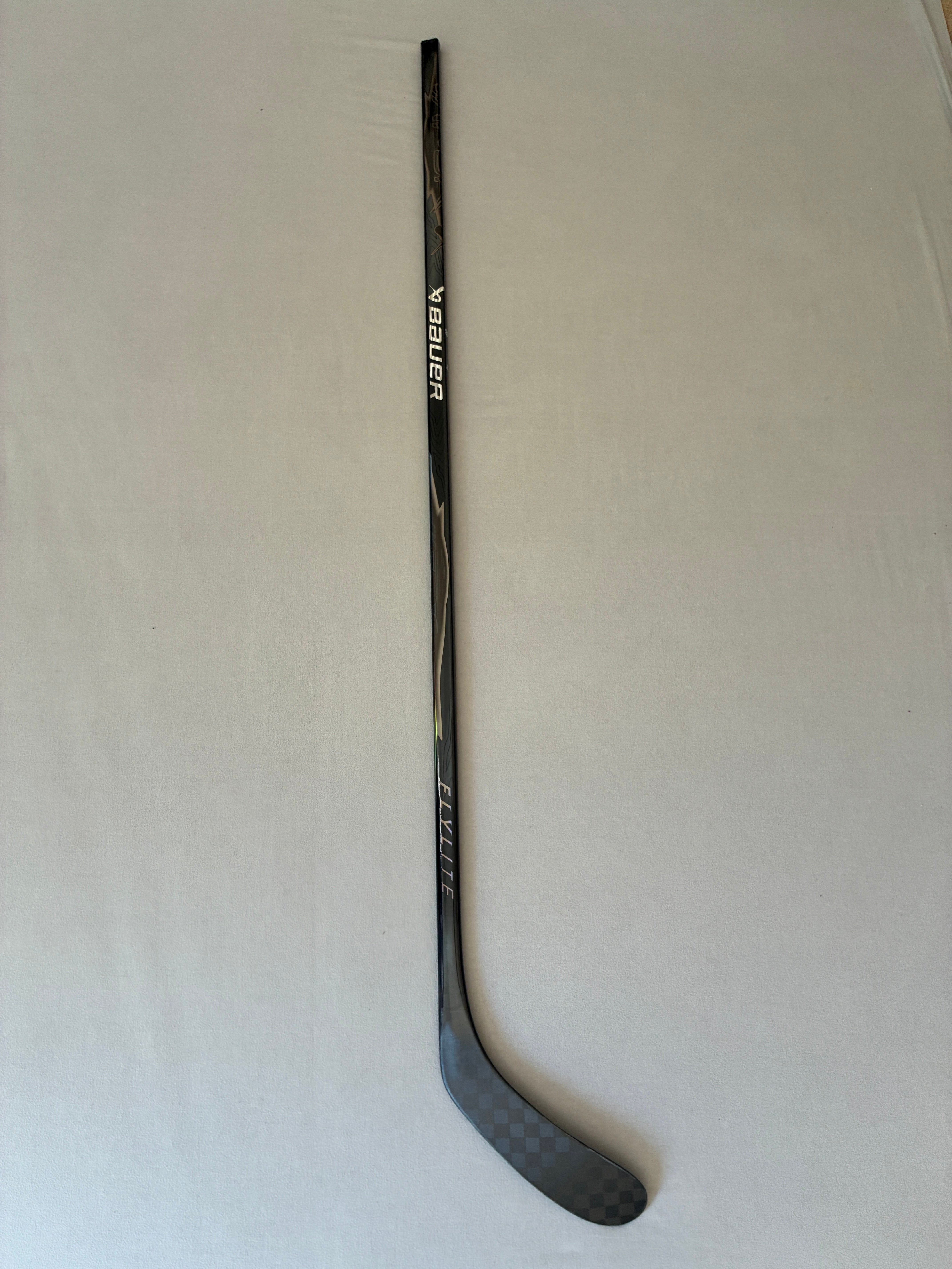 New 82 Flex P28 Senior Bauer Vapor League (Flylite dress) Right Hand Pro Stock Hockey Stick - Black