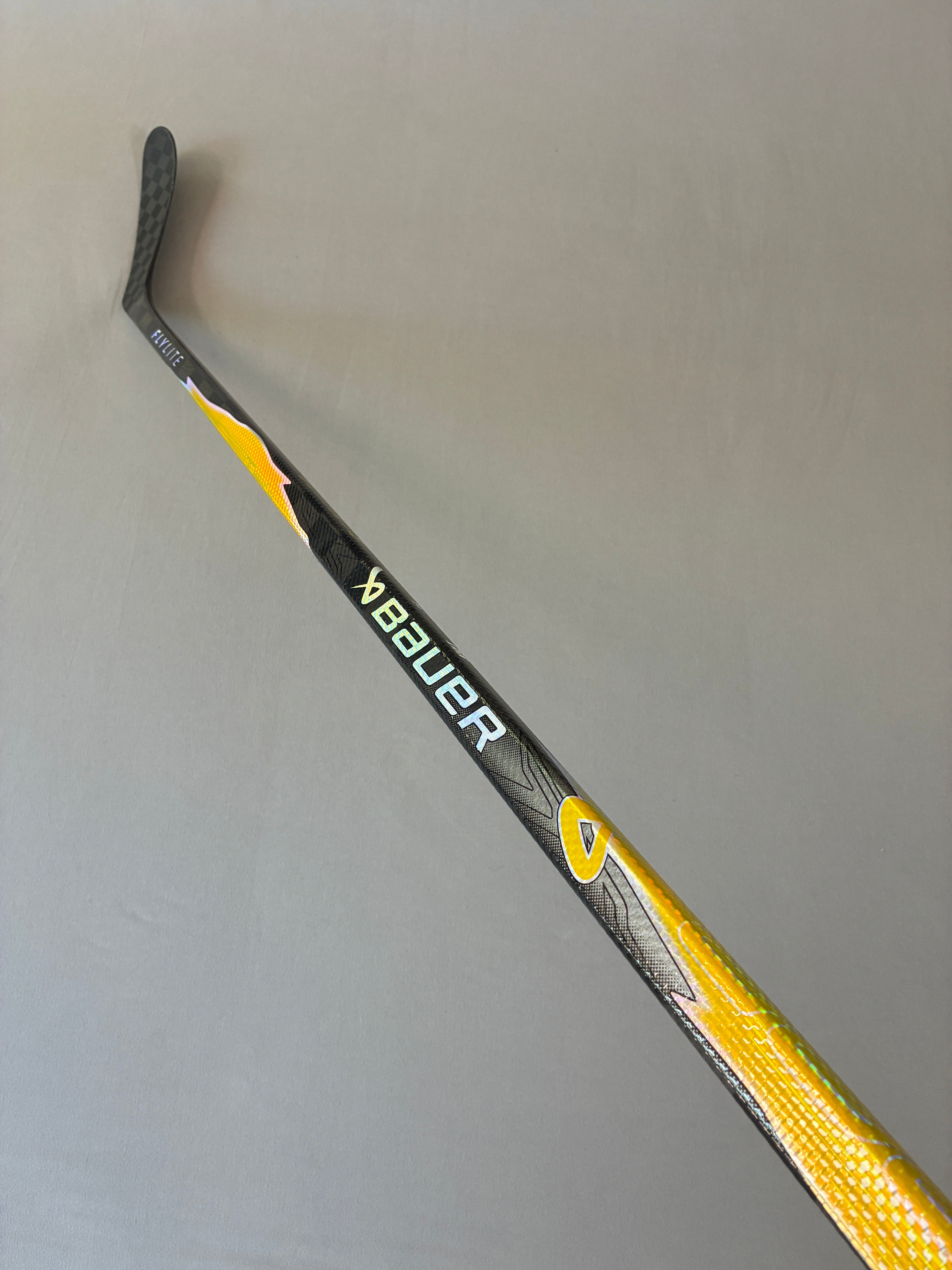 New 82 Flex P28 Senior Bauer Flylite Right Hand Pro Stock Hockey Stick - Yellow