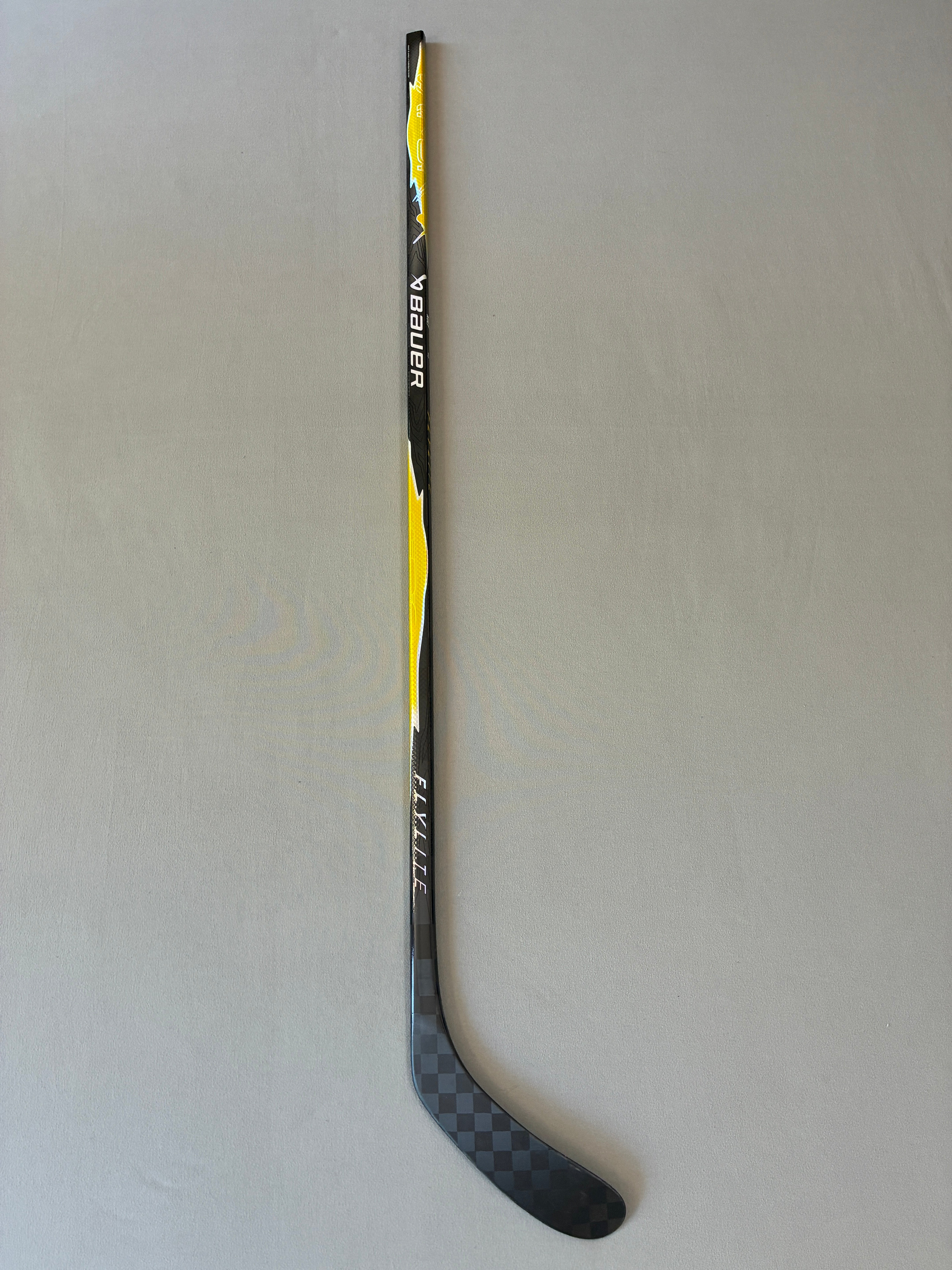 New 82 Flex P28 Senior Bauer Flylite Right Hand Pro Stock Hockey Stick - Yellow