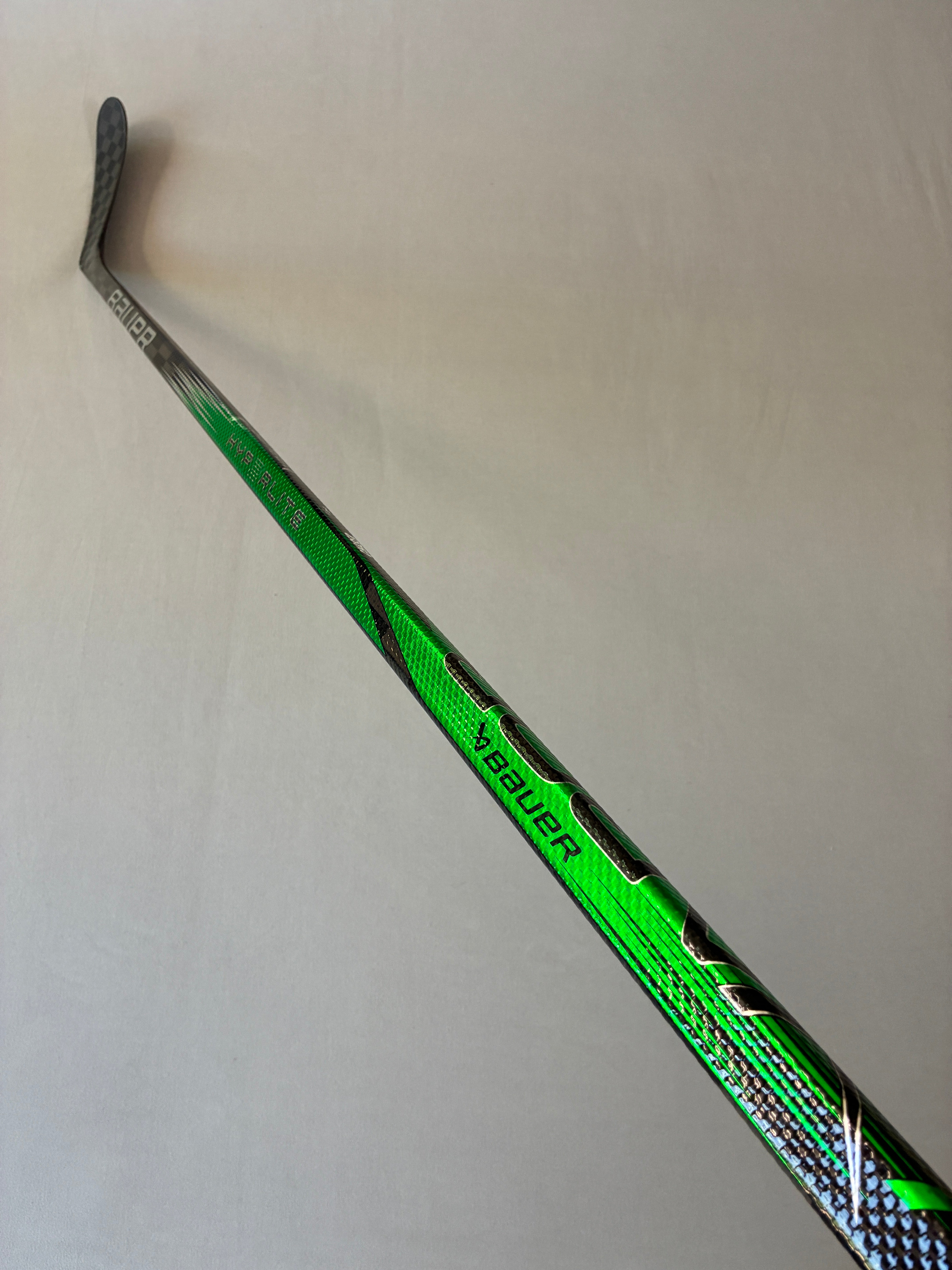 New 87 Flex P28 Senior Bauer Hyperlite 2 Right Hand Pro Stock Hockey Stick - Green