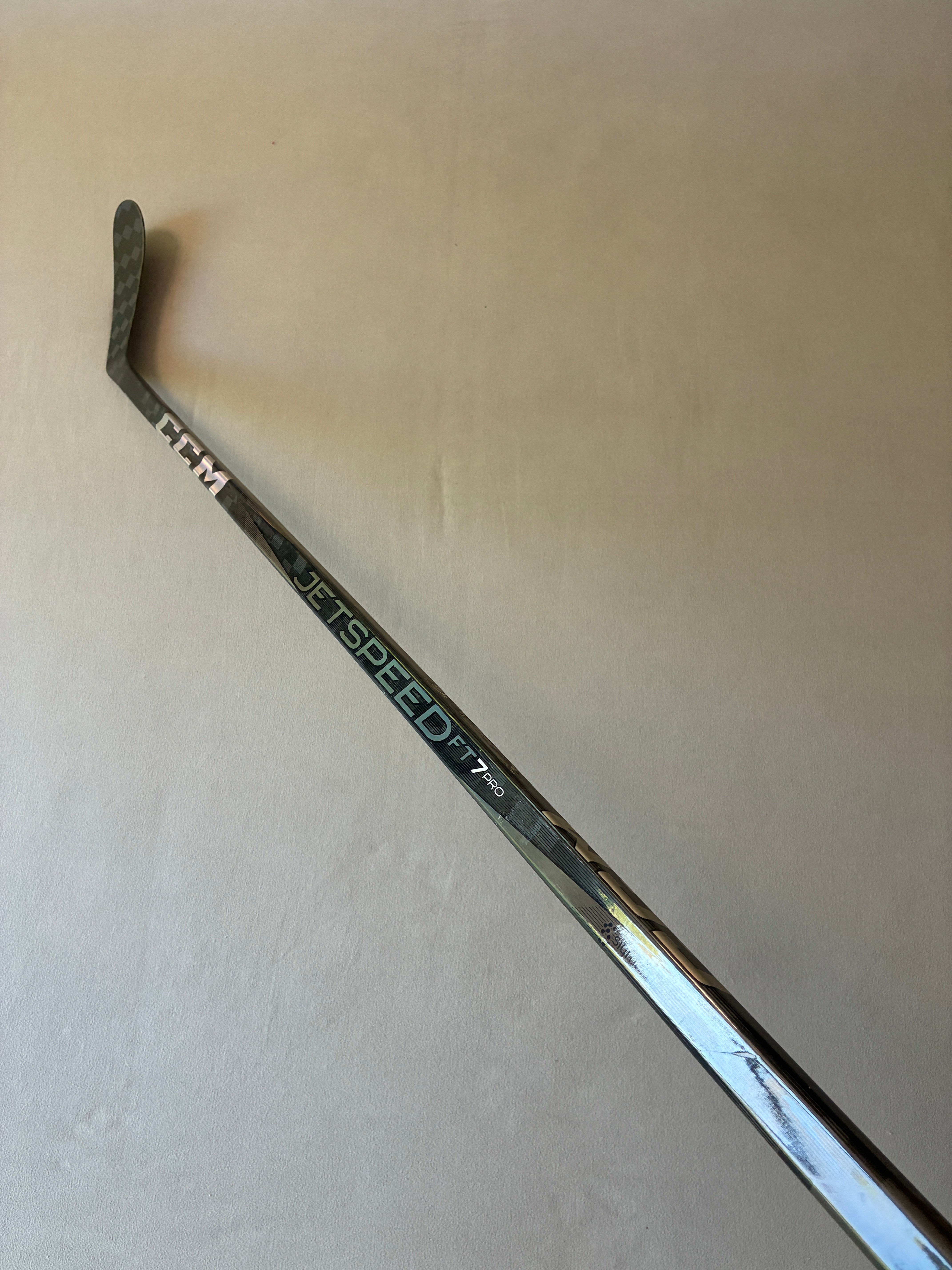 New 95 Flex P28 Senior CCM Ribcor Trigger 8 Pro (FT7 Pro dress) RH Hockey Stick - Black