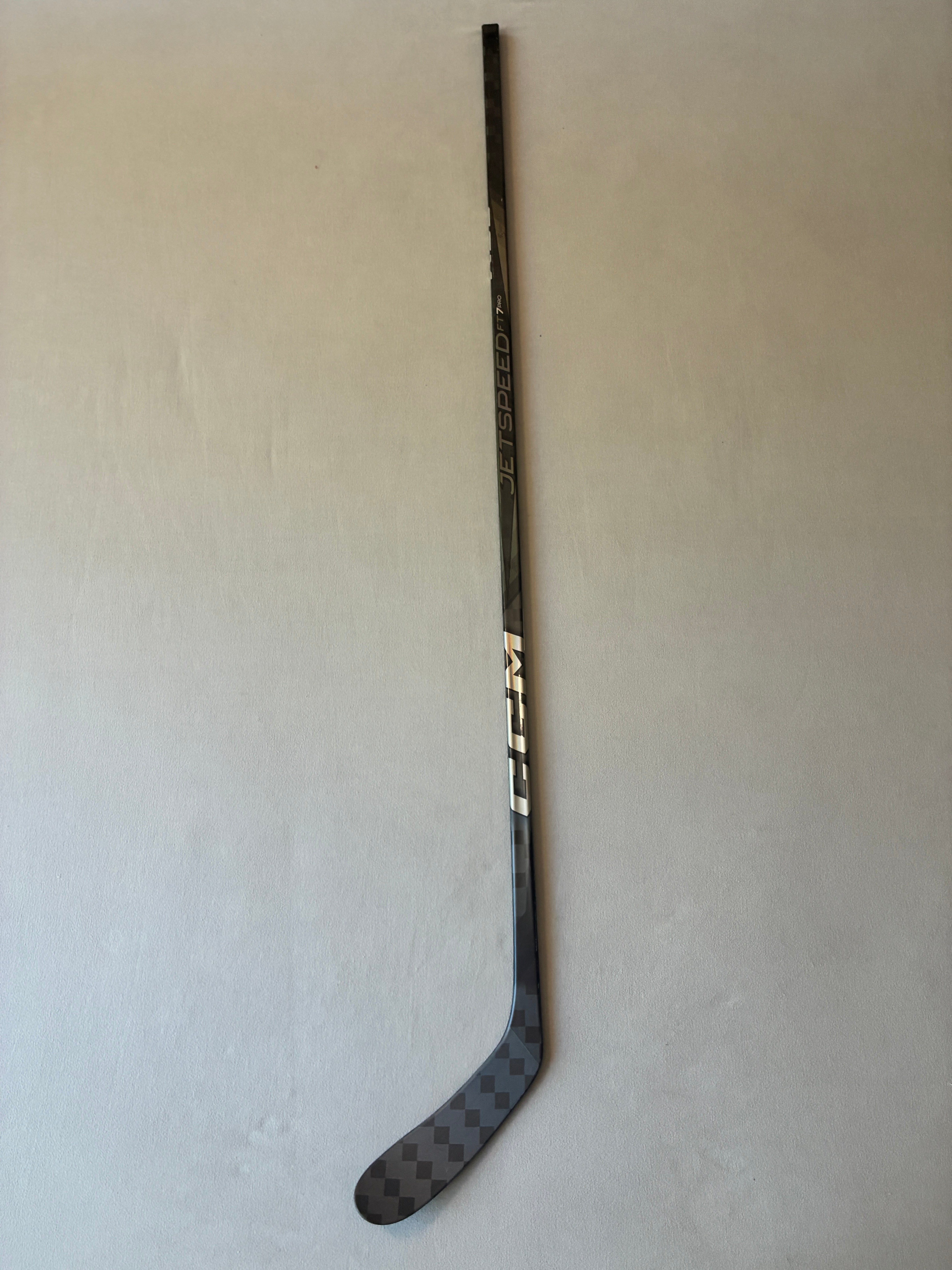 New 95 Flex P28 Senior CCM Ribcor Trigger 8 Pro (FT7 Pro dress) RH Hockey Stick - Black