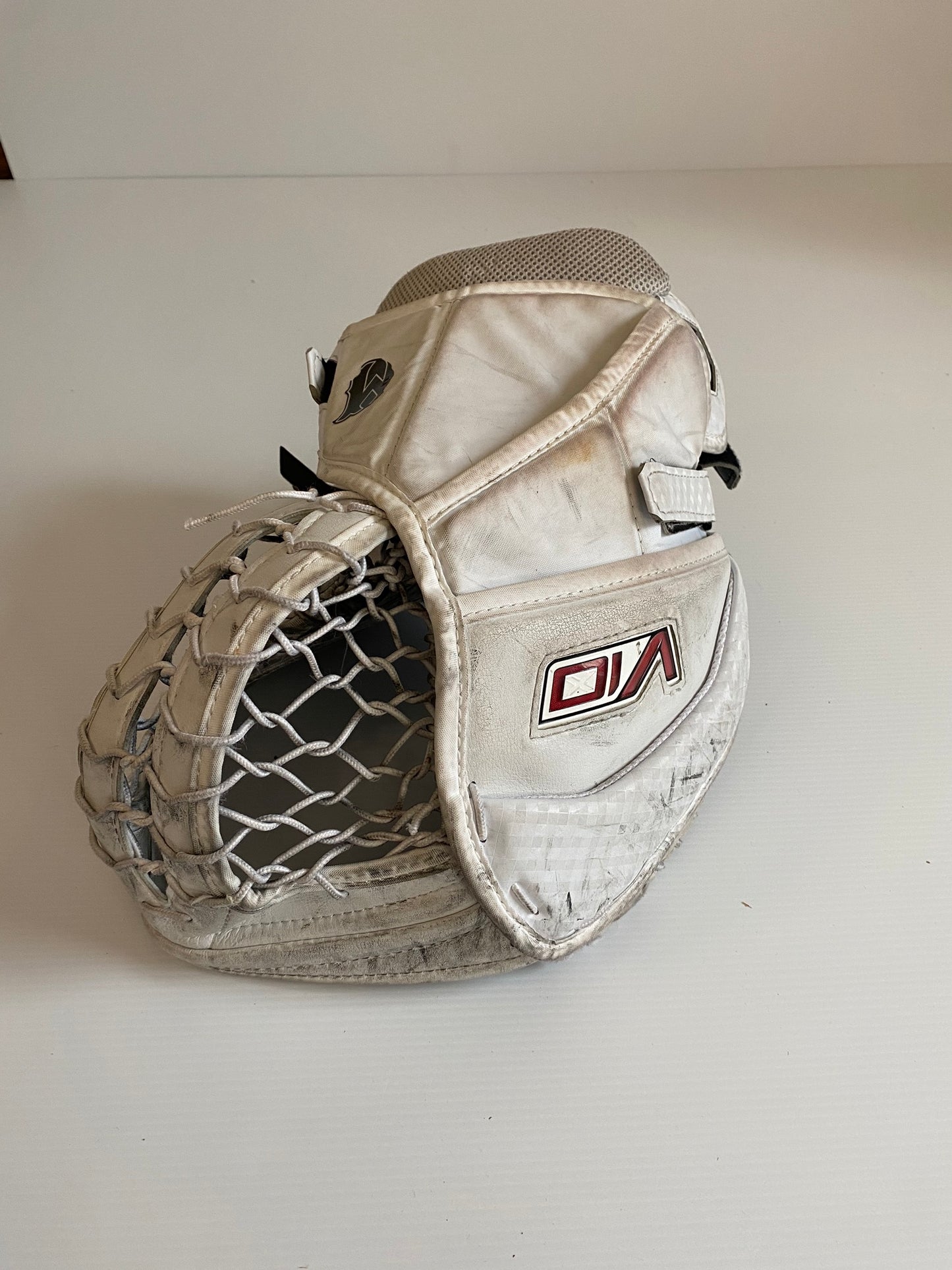 Used 28" + 2" Vaughn V10 Regular Goalie Full Set White/White