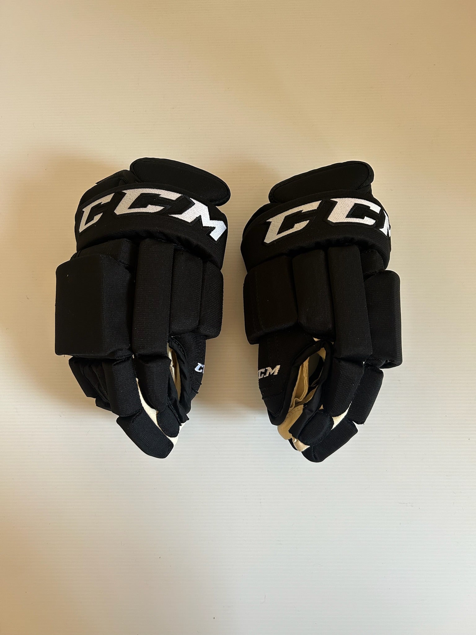New CCM HGSTJC 14" Hockey Gloves - Black
