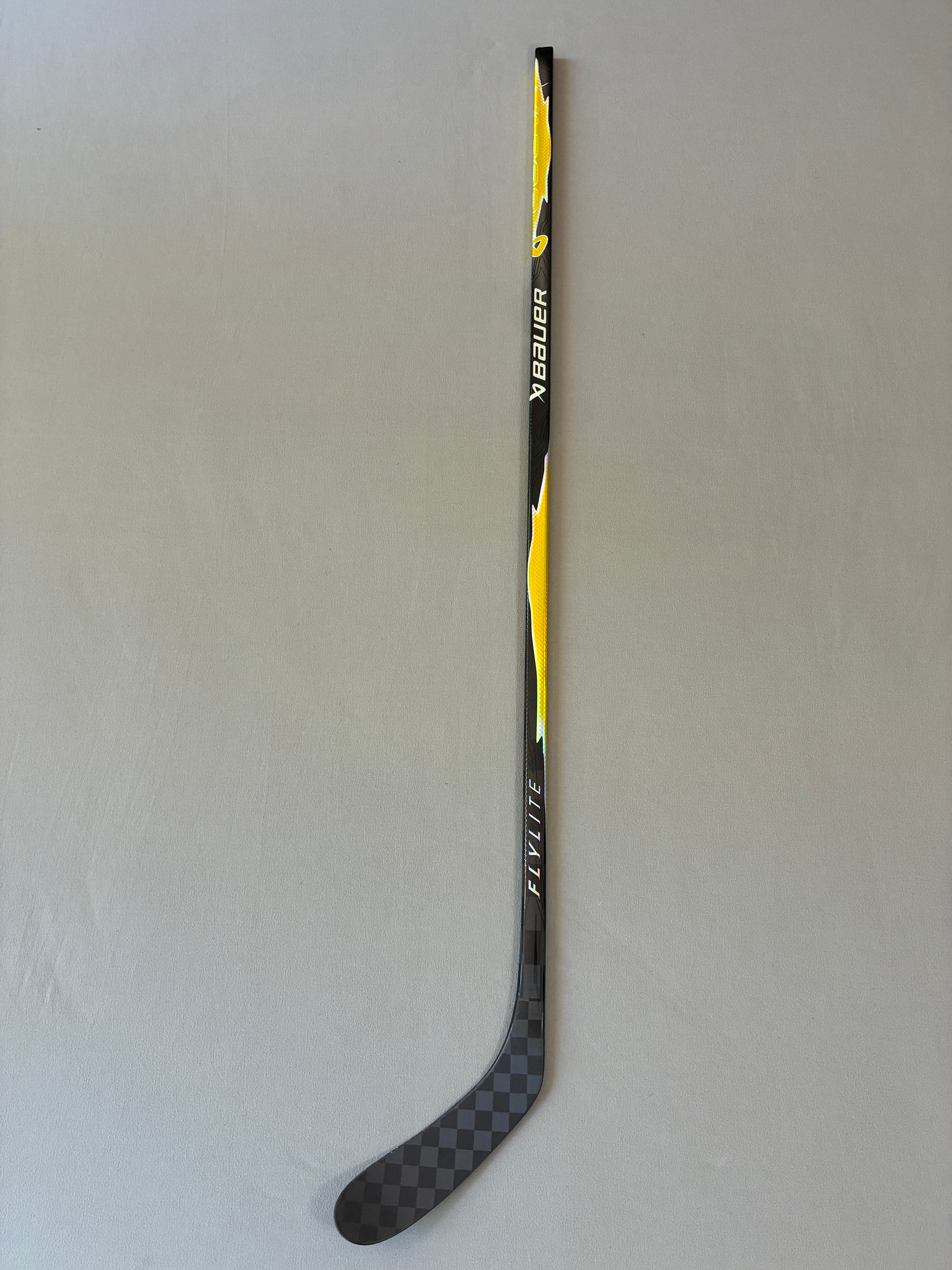 New 82 Flex P28 Senior Bauer Flylite Right Hand Pro Stock Hockey Stick - Yellow