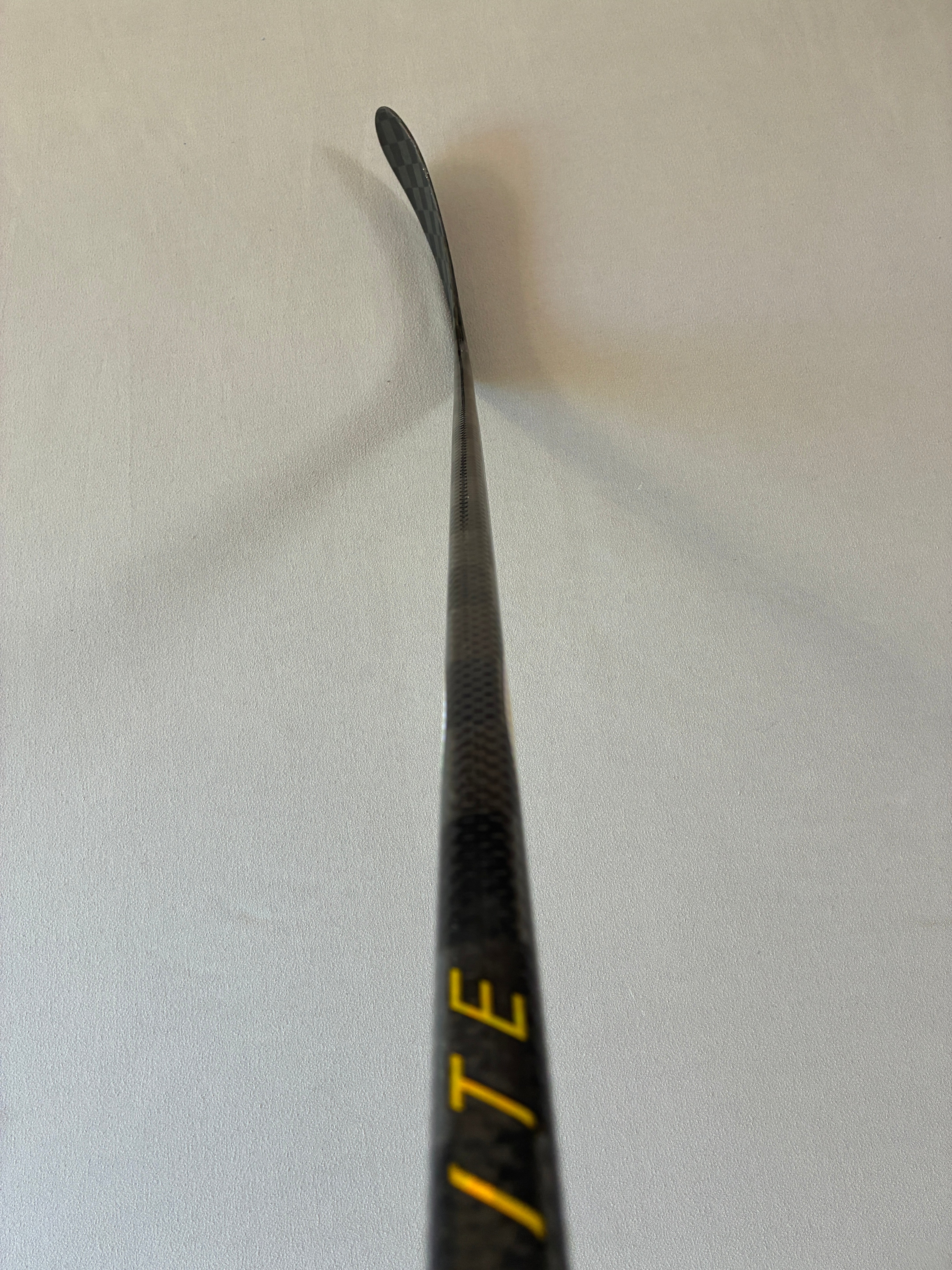 New 82 Flex P28 Senior Bauer Flylite Right Hand Pro Stock Hockey Stick - Yellow